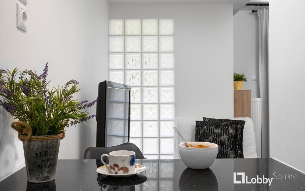 Embassy Studio By Lobbysquare Atene Esterno foto